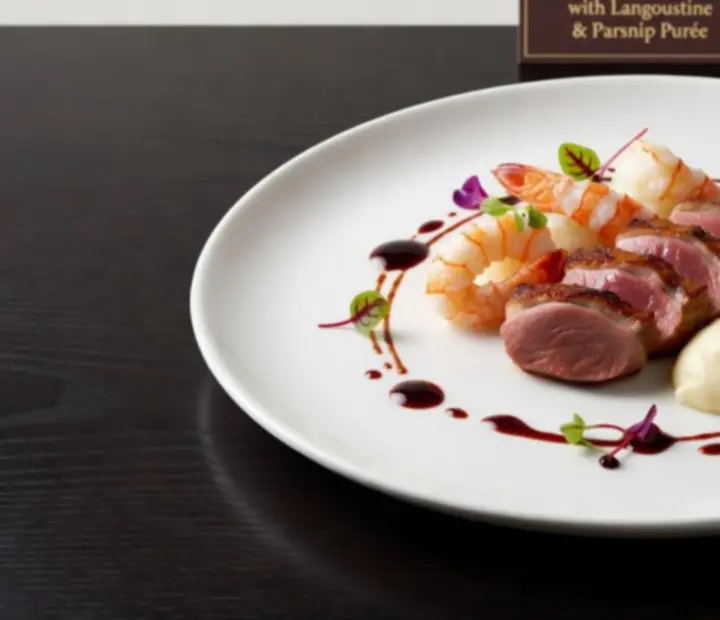 Gourmet tálalású fogások séf különleges prezentációjával